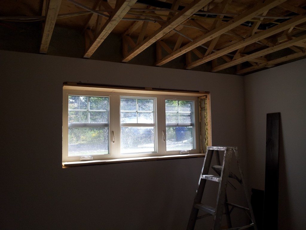 cadre en bois fenêtres, cadrage fenêtre sous-sol,