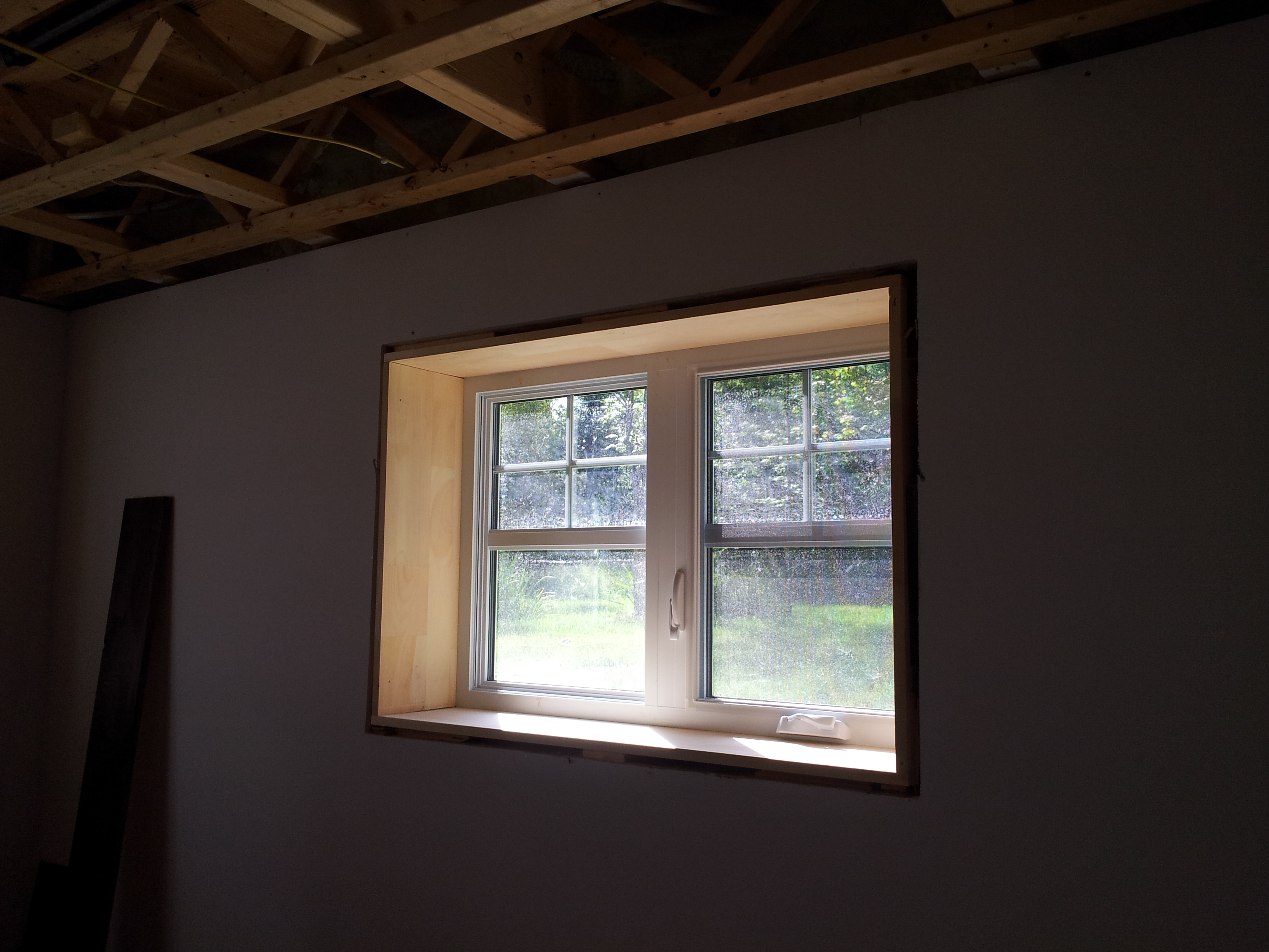 installer fenêtre sous-sol, installation cadre fenêtres, 