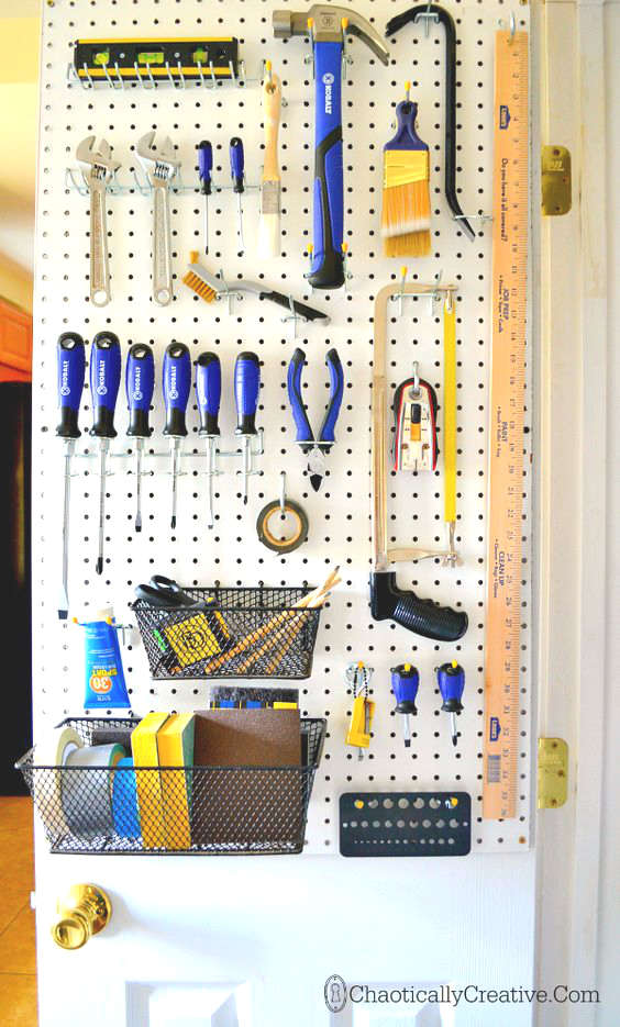 ranger les outils derrière la porte