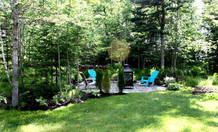 Aménagement d'un fire pit avec des galets de rivière