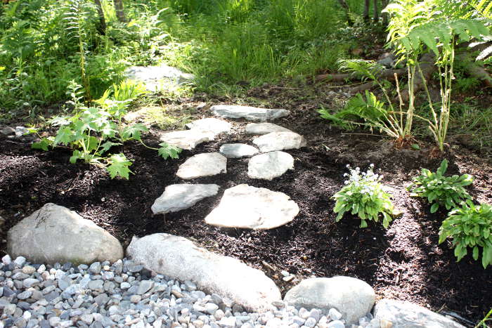 Petit chemin en pierre naturel où le fire pit