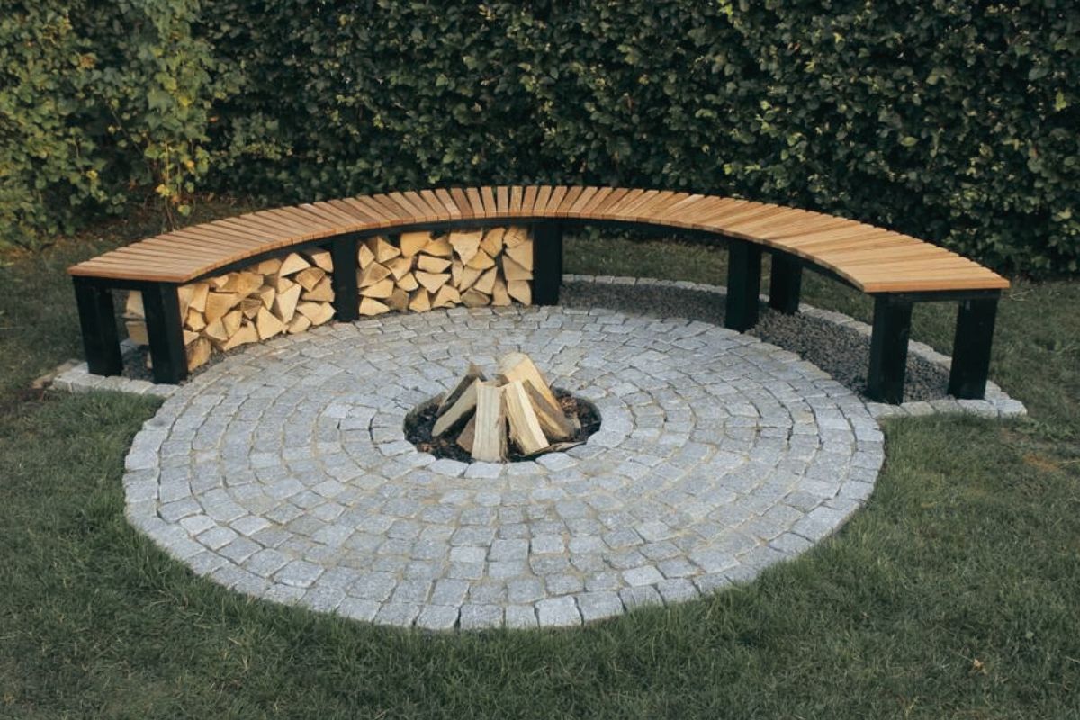 Coin feu avec un banc en cercle