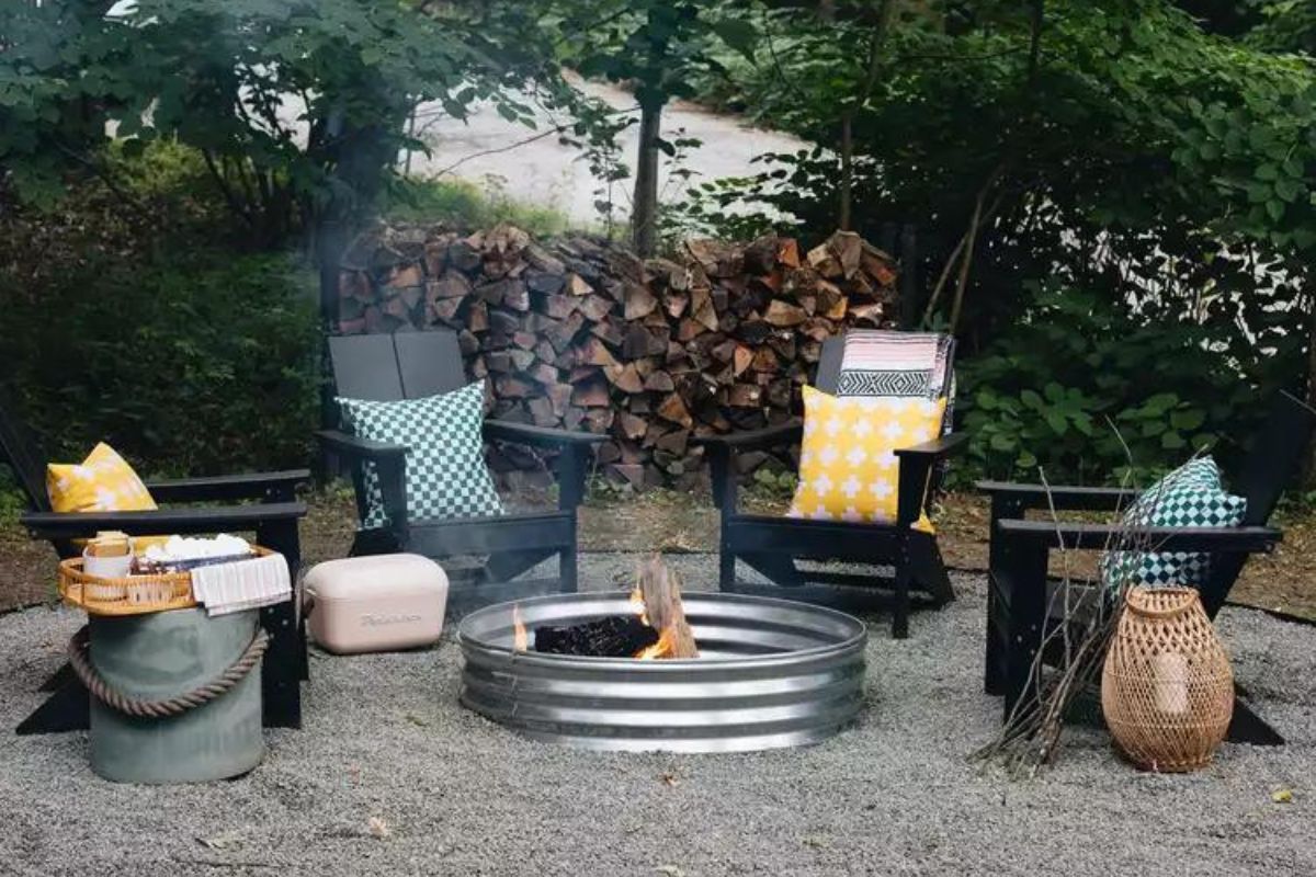 Un baril de métal pour un feu extérieur